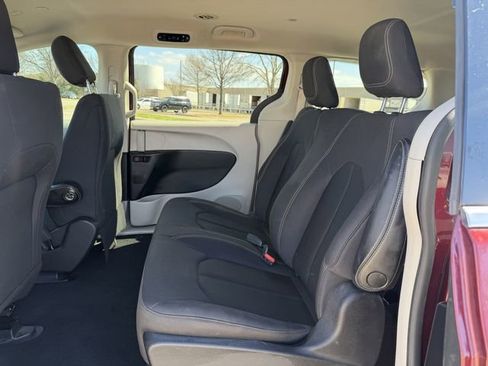 Used 2020 Chrysler Voyager L image 25