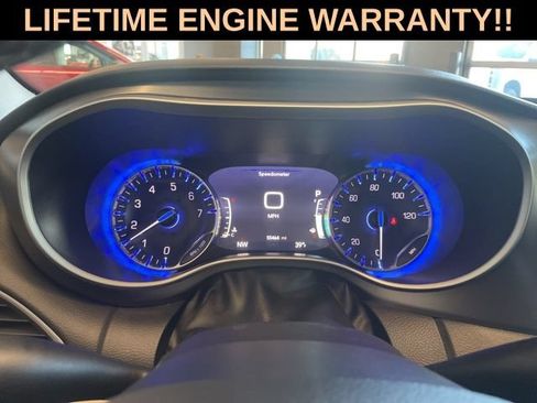 Used 2024 Chrysler Pacifica Touring-L FWD image 19