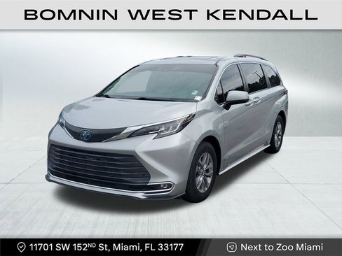 Used 2021 Toyota Sienna XLE image 3