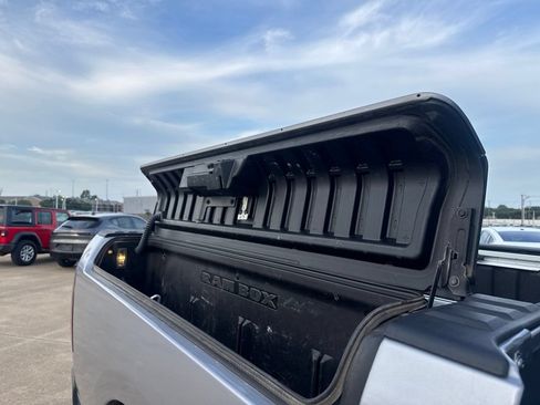 Used 2020 RAM 1500 4x4 Crew Cab Classic image 33