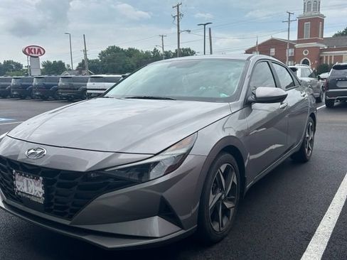 Used 2023 Hyundai Elantra SEL w/ Convenience Package FWD image 3