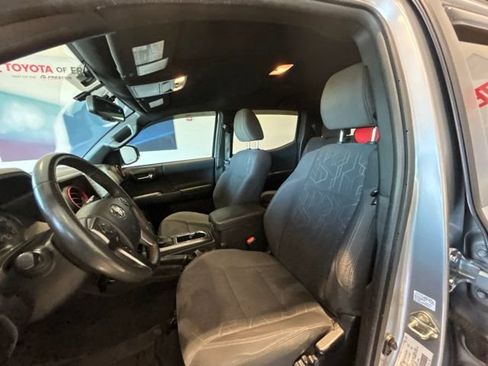 Used 2017 Toyota Tacoma TRD Sport w/ Tow Package (A/T) AWD/4WD image 12