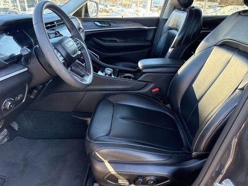 Used 2023 Jeep Grand Cherokee L Limited w/ Black Appearance Package image 20