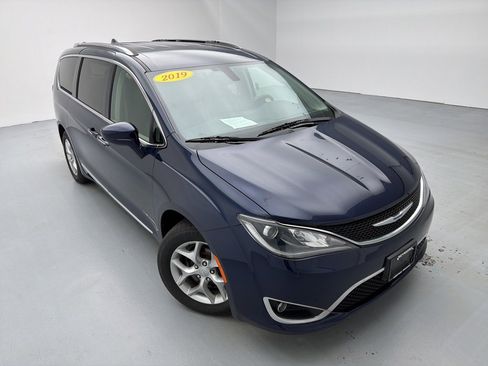 Used 2019 Chrysler Pacifica Touring-L Plus w/ Tire & Wheel Group image 2