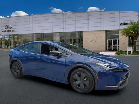 Used 2024 Toyota Prius LE FWD image 2