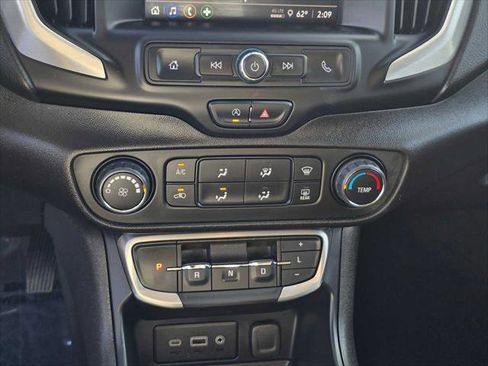 Used 2024 GMC Terrain SLE image 28