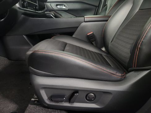 Used 2025 Nissan Rogue SV AWD/4WD image 13