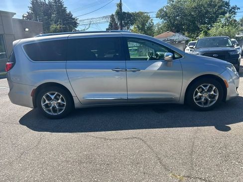 Used 2018 Chrysler Pacifica Limited FWD image 4