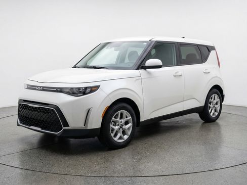 Used 2025 Kia Soul LX w/ LX Technology Package FWD image 3