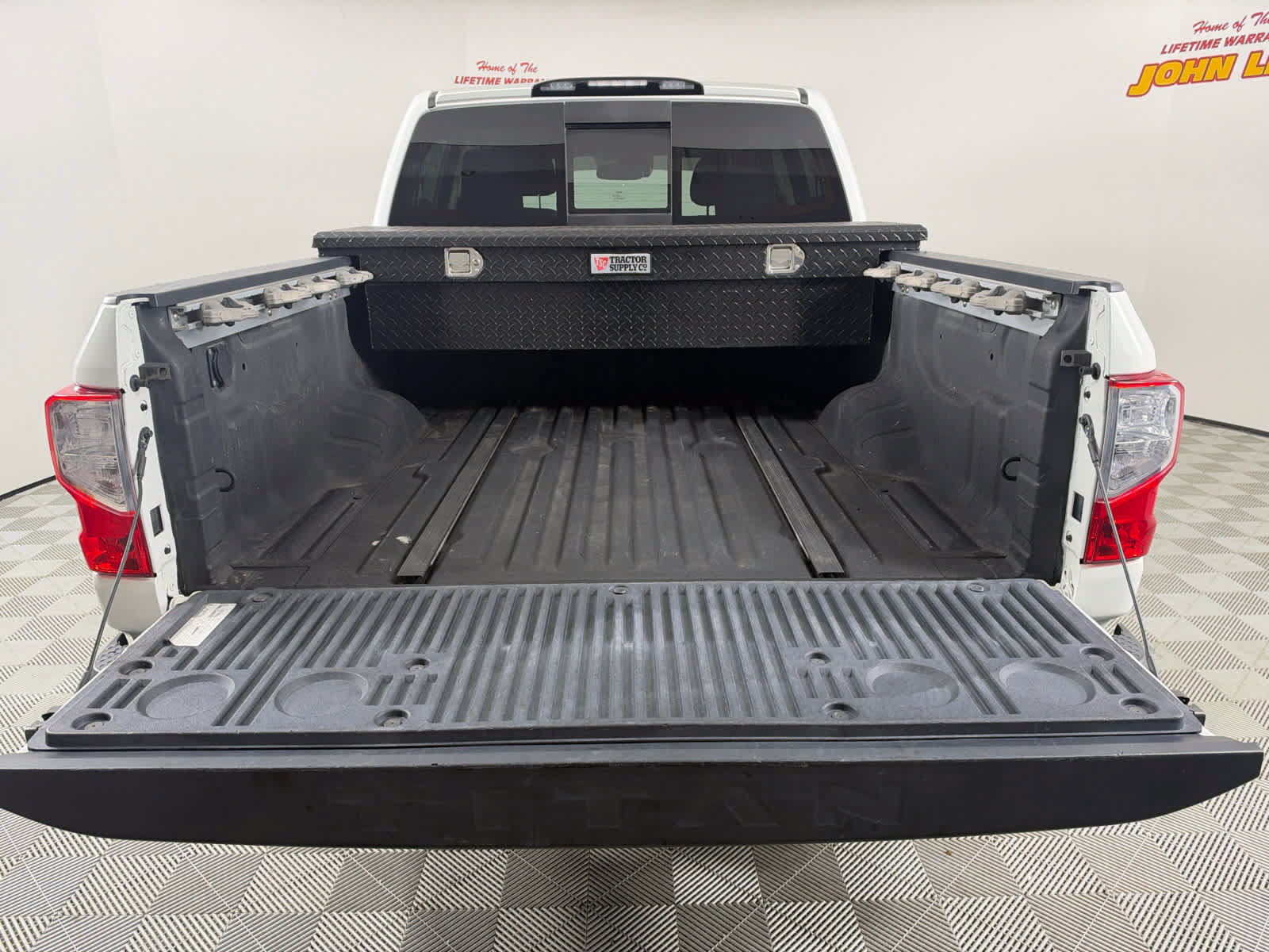 Used 2021 Nissan Titan SV w/ SV Convenience Package AWD/4WD image 5