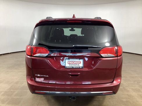 Used 2017 Chrysler Pacifica Touring-L FWD image 6