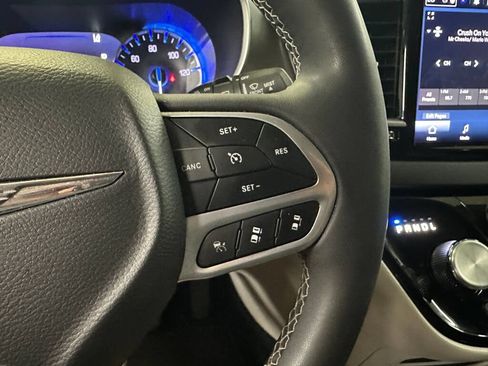 Used 2024 Chrysler Pacifica Touring-L FWD image 11