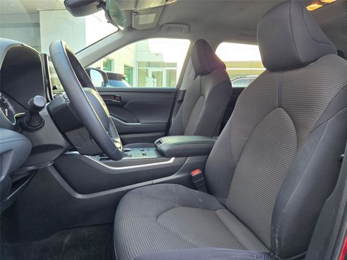 Used 2023 Toyota Highlander LE FWD image 25