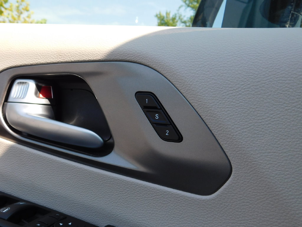 Used 2024 Chrysler Pacifica Touring-L FWD image 28