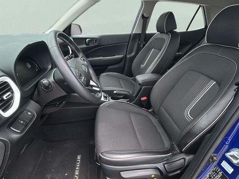 Used 2023 Hyundai Venue Limited FWD image 14