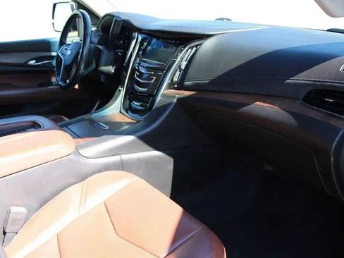 Used 2018 Cadillac Escalade Premium Luxury AWD/4WD image 18