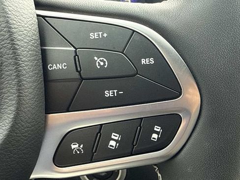 Used 2025 Chrysler Pacifica Select AWD/4WD image 26