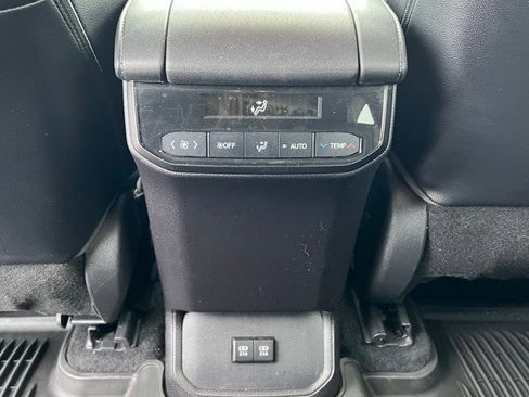 Used 2021 Toyota Highlander XLE image 25