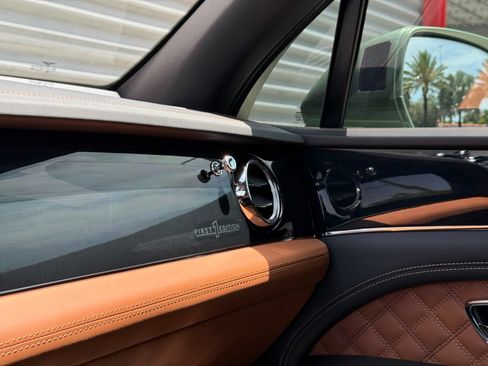 Used 2022 Bentley Bentayga AWD/4WD image 25
