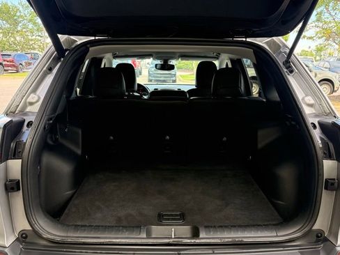 Used 2019 Jeep Cherokee Latitude Plus w/ Comfort/Convenience Group FWD image 36