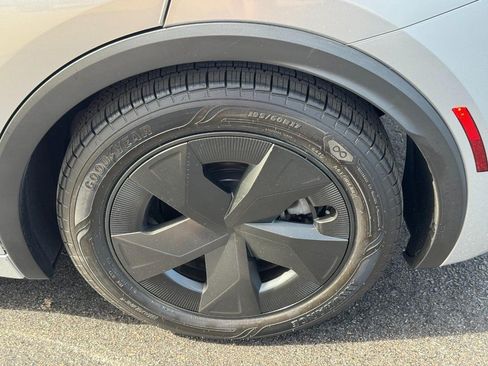 Certified 2023 Toyota Prius LE AWD/4WD image 8