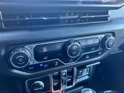 Used 2024 Jeep Wrangler Unlimited image 32