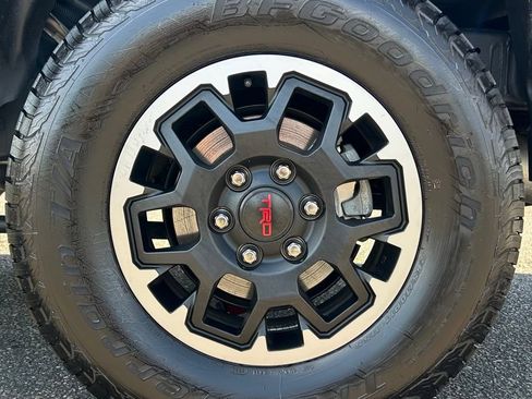 Certified 2025 Toyota Tacoma TRD Off-Road AWD/4WD image 26