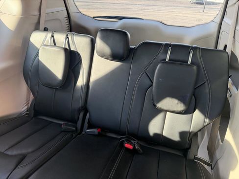 Used 2023 Chrysler Pacifica Touring-L FWD image 18