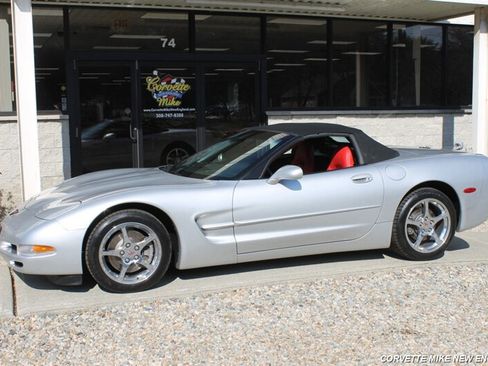 Used 2001 Chevrolet Corvette Coupe w/ Preferred Equipment Group2 RWD image 3