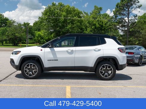 Used 2025 Jeep Compass Trailhawk AWD/4WD image 3