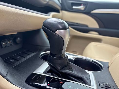 Used 2019 Toyota Highlander XLE FWD image 24