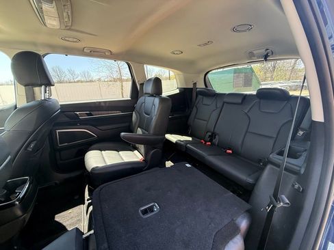 Used 2024 Kia Telluride EX w/ EX Captain's Chair Package AWD/4WD image 9