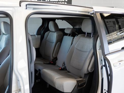 Used 2026 Toyota Sienna LE FWD image 9