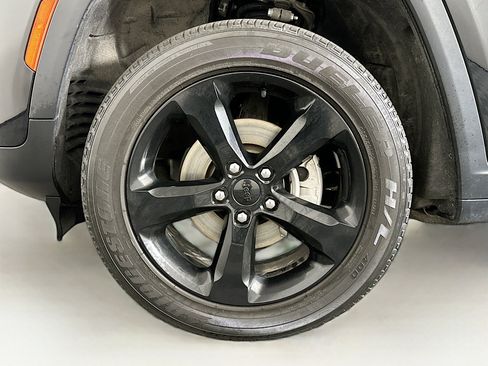 Used 2023 Jeep Grand Cherokee Altitude AWD/4WD image 11