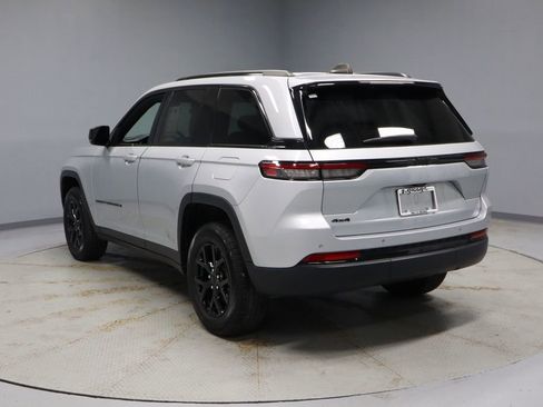 Used 2024 Jeep Grand Cherokee Altitude image 10