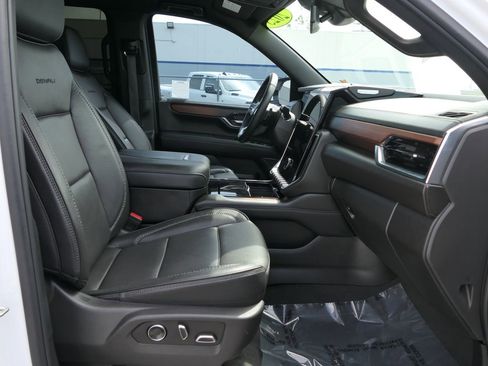 Used 2025 GMC Yukon XL Denali RWD image 25