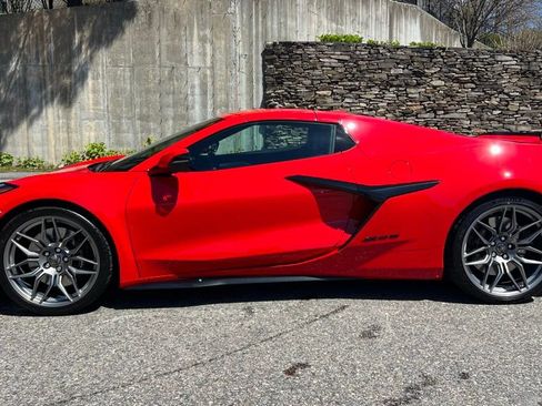Used 2025 Chevrolet Corvette Z06 RWD image 2