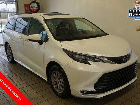 Used 2024 Toyota Sienna XLE w/ XLE Plus Package image 1