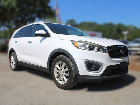 Used 2017 Kia Sorento LX FWD image 3