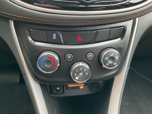 Certified 2022 Chevrolet Trax LT w/ LT Convenience Package image 18