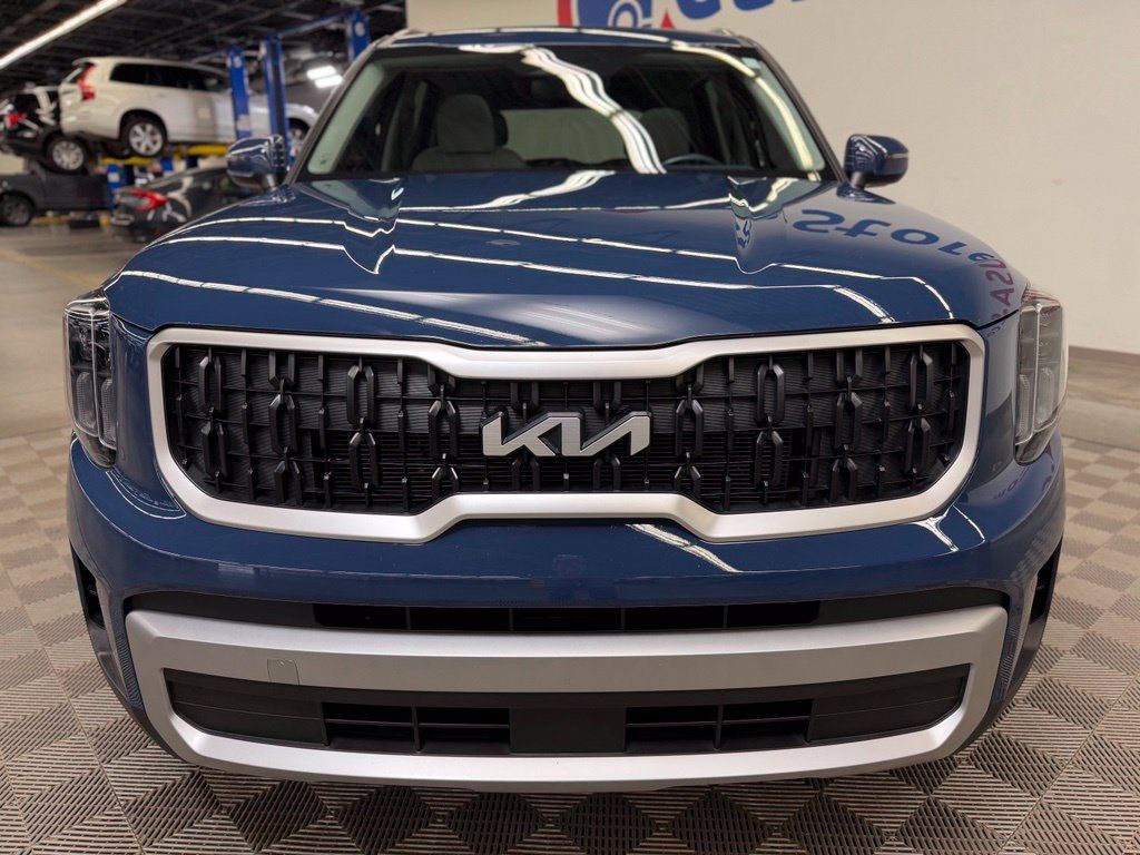Used 2023 Kia Telluride EX w/ EX Captain's Chair Package AWD/4WD image 2