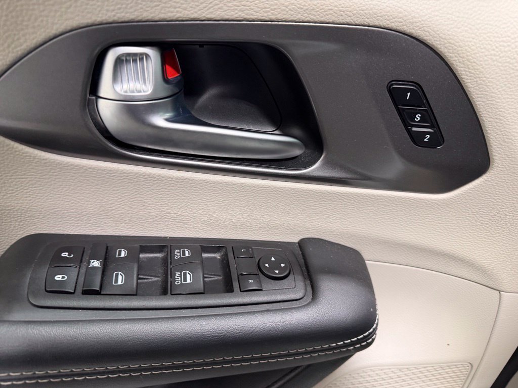 Used 2023 Chrysler Pacifica Touring-L FWD image 12