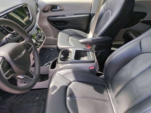 Used 2024 Chrysler Pacifica Touring-L FWD image 12