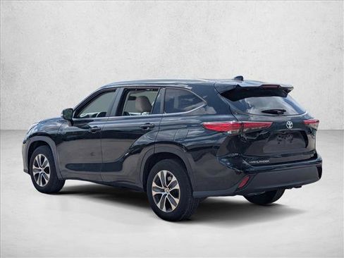 Used 2023 Toyota Highlander XLE FWD image 7