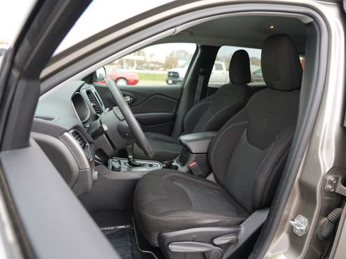 Used 2019 Jeep Cherokee Latitude w/ Popular Appearance Group AWD/4WD image 12