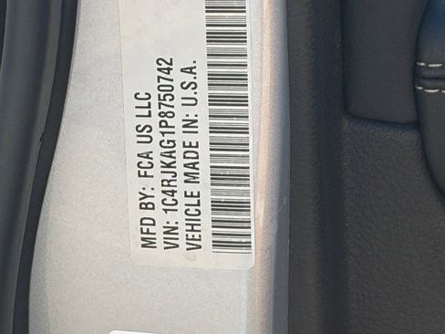 Used 2023 Jeep Grand Cherokee L Laredo image 12