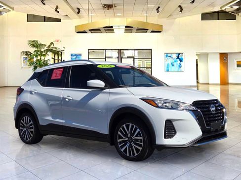 Certified 2022 Nissan Kicks SV FWD image 3