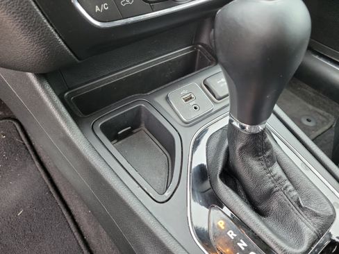 Used 2019 Jeep Cherokee Limited FWD image 19