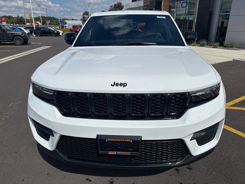 New 2025 Jeep Grand Cherokee Altitude image 2