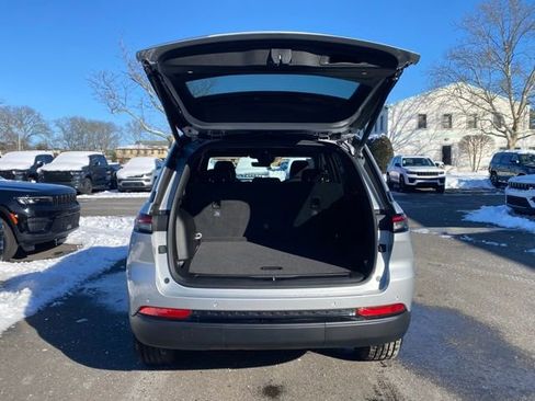 New 2025 Jeep Grand Cherokee Altitude image 9